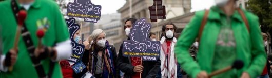 Aktivist*innen des forumZFD bei der unteilbar-Demo im September 2021 in Berlin