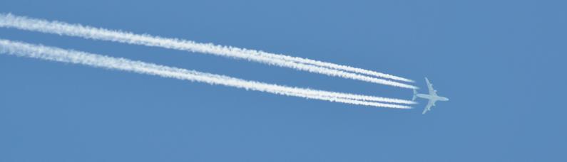 Flugzeugstreifen am Himmel