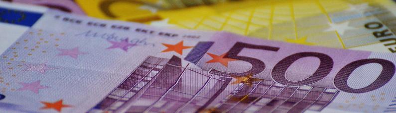 In den Frieden investieren 200 Euro und 500 Euro Scheine