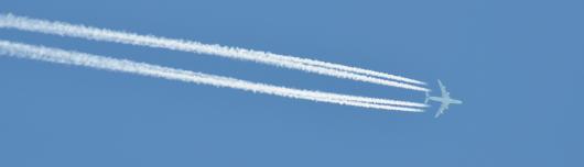 Flugzeugstreifen am Himmel